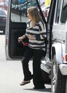 Hilary Duff feet photo thumbnail