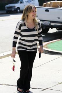 Hilary Duff feet photo thumbnail