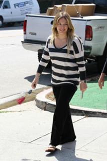 Hilary Duff feet photo thumbnail