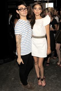 Sarah Hyland feet photo thumbnail