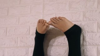 Sofie Dossi feet photo thumbnail