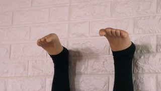 Sofie Dossi feet photo thumbnail