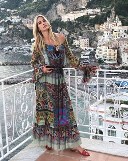 Elena Santarelli feet photo thumbnail