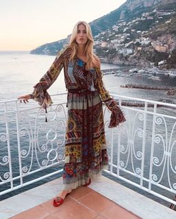 Elena Santarelli feet photo thumbnail