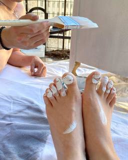 Dove Cameron feet photo thumbnail