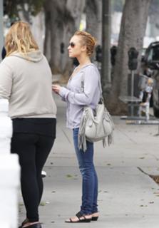 Hayden Panettiere feet photo thumbnail