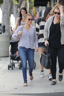 Hayden Panettiere feet photo thumbnail