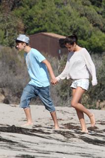 Selena Gomez feet photo thumbnail