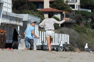 Selena Gomez feet photo thumbnail