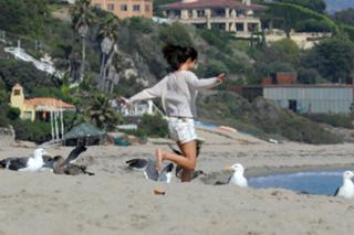 Selena Gomez feet photo thumbnail