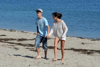 Selena Gomez feet photo thumbnail