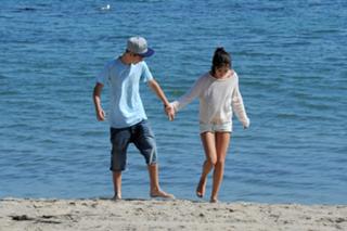 Selena Gomez feet photo thumbnail