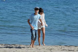 Selena Gomez feet photo thumbnail