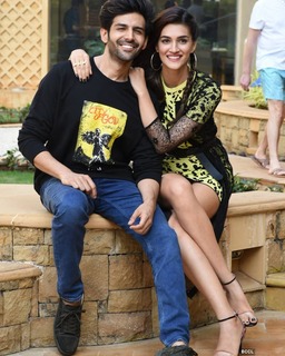 Kriti Sanon feet photo thumbnail