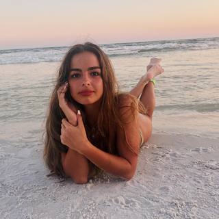 Addison Rae feet photo thumbnail