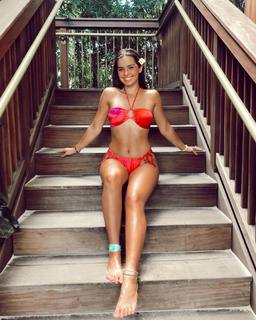 Addison Rae feet photo thumbnail