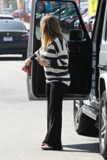 Hilary Duff feet photo thumbnail
