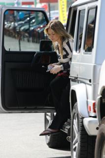 Hilary Duff feet photo thumbnail