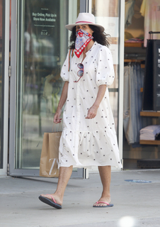 Minnie Driver feet photo thumbnail