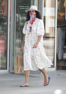Minnie Driver feet photo thumbnail