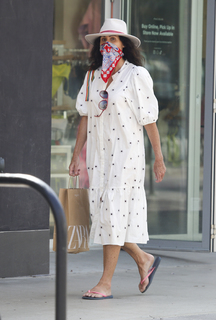 Minnie Driver feet photo thumbnail