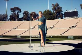 Miley Cyrus feet photo thumbnail