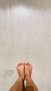Kino MacGregor feet photo thumbnail