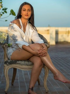 Sonakshi Sinha feet photo thumbnail