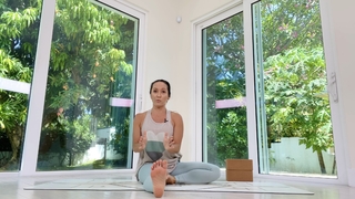 Kino MacGregor feet photo thumbnail