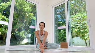 Kino MacGregor feet photo thumbnail