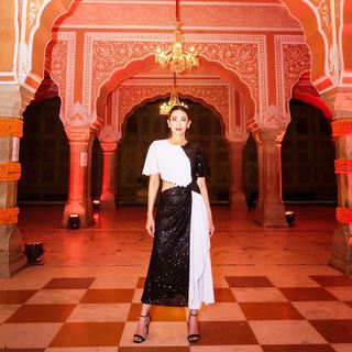 Karisma Kapoor feet photo thumbnail