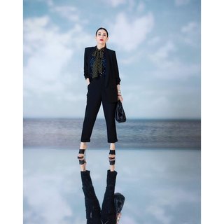 Karisma Kapoor feet photo thumbnail