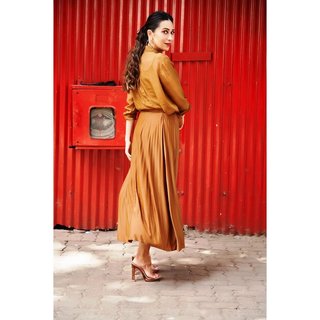 Karisma Kapoor feet photo thumbnail