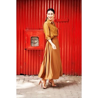 Karisma Kapoor feet photo thumbnail