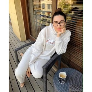 Karisma Kapoor feet photo thumbnail