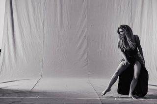 Delta Goodrem feet photo thumbnail