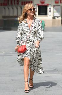 Amanda Holden feet photo thumbnail