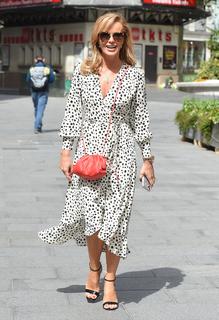 Amanda Holden feet photo thumbnail
