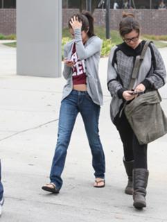 Selena Gomez feet photo thumbnail