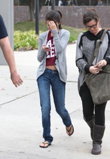 Selena Gomez feet photo thumbnail