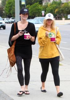 Ashley Greene feet photo thumbnail