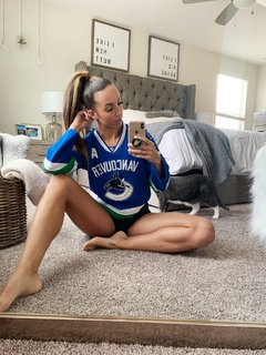 Chelsea Green feet photo thumbnail