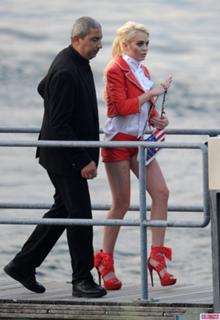 Lindsay Lohan feet photo thumbnail