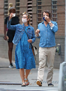 Claire Danes feet photo thumbnail