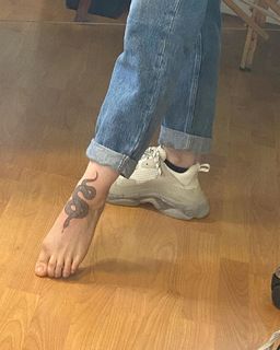 Dove Cameron feet photo thumbnail