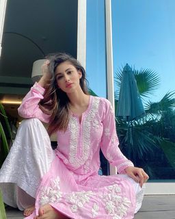 Mouni Roy feet photo thumbnail