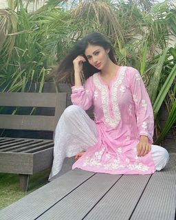 Mouni Roy feet photo thumbnail