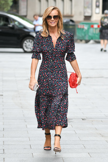 Amanda Holden feet photo thumbnail