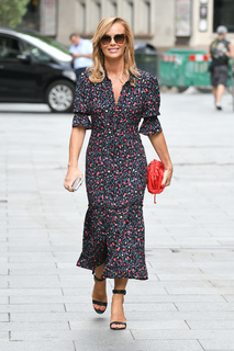 Amanda Holden feet photo thumbnail