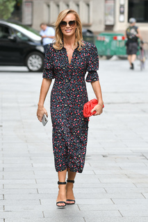 Amanda Holden feet photo thumbnail